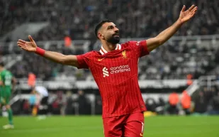 "محمد صلاح" يكشف عن أفضل زميل له داخل الملعب في "ليفربول"