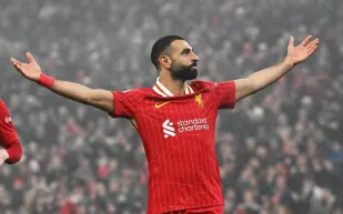 بسبب اشتباكه مع المدرب.. هذا ما فعله زملاء محمد صلاح قبل مباراة ليفربول ووست هام