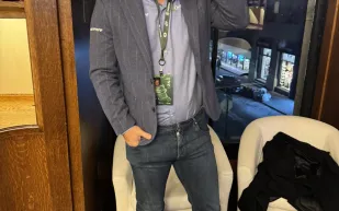 بنطلون جينز يتسبب في انسحاب بطل العالم في الشطرنج من بطولة دولية