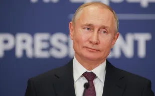 السر وراء استضافة بوتين لكبار زواره على «طاولة مستديرة» غريبة الشكل؟