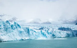 أقدم وأكبر جبل جليدي في العالم يتحرك من موقعه (فيديو)