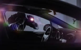 العدسات تسجل أسرع عملية سرقة لسيارة أمام مالكها! (فيديو)