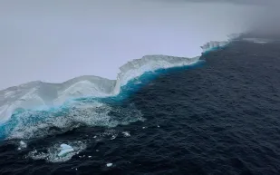  أكبر جبل جليدي في العالم يتجه للاصطدام بجزيرة بريطانية نائية (فيديو)