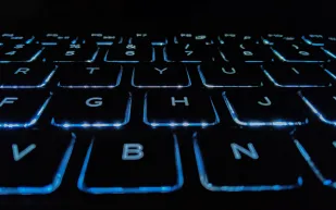 باستخدام لوحة مفاتيح الكمبيوتر.. كيفية تحويل الكتابة من عربي إلى إنجليزي