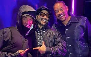 أحمد سعد يشارك صورة مع ويل سميث ونجله.. ويعلق بطريقة كوميدية