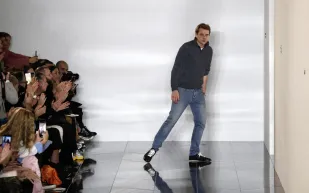 بعد نجاح علامته الخاصة.. "جوناثان أندرسون" هل يغادر "لويفي Loewe"؟