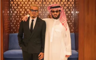 آل الشيخ ممازحًا عمرو دياب: «أنا هزعل من الهضبة» (فيديو)