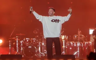 محمد حماقي بإطلالة كاجوال ليلة رأس السنة من "Off-White" و"Audemars Piguet"