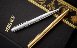 يجمع أناقة التصميم ومرونة الكتابة.. "فيرزاتشي" تتباهى بجديد أقلامها Versace Reve 
