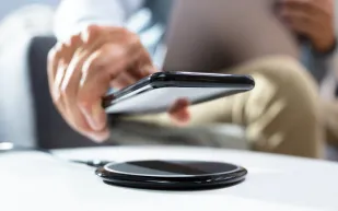 بدء تطبيق المرحلة الإلزامية الأولى لتوحيد منافذ شحن الهواتف بالمملكة