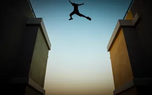 فيديو| رجل يقفز من الطابق الرابع للهروب من حريق