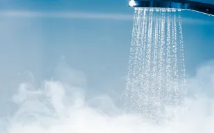 خبراء يجددون التحذير من الاستحمام اليومي بالماء الساخن