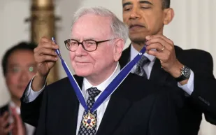 ما هي فلسفة الملياردير وارن بافيت الاستثمارية؟