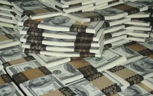 حولهم لمليونيرات.. خطأ يجعل عمال مصنع يتقاضون 100 ضعف رواتبهم المعتادة