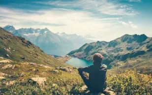 أسلوب الحياة البطيئة.. كيف تعيش حياة هادئة بعالمٍ متسارع؟