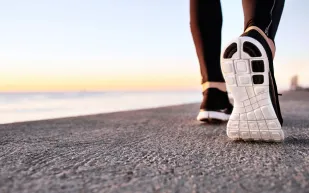 ينعكس على صحتك.. كيف تختار حذاءً مريحًا لقدميك؟