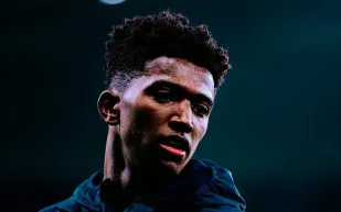 مهند آل سعد أول لاعب سعودي يسجل هدفًا في تاريخ الدوري الفرنسي (فيديو)