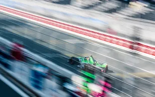 نائب وزير الرياضة يتوج الألماني "غونتر" بالجولة الثالثة من سباق جدة إي بري 2025