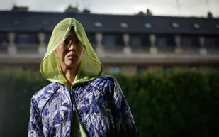 الاتجاه الاستوائي يعزز أناقة الرجل في ربيع 2025 وصيفه