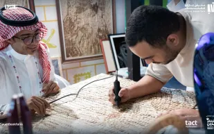 إقبال كبير على ركن الحرفيين في معرض الكتاب بجازان 2025