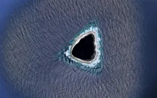 لغز "الثقب الأسود" في المحيط الهادئ.. الحقيقة وراء الصورة الغامضة