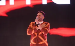 إطلالة محمد حماقي في حفله الأحدث بالرياض