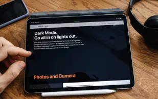 دراسة تكشف الحقيقة: هل "الوضع الداكن" في الهواتف يوفر الطاقة فعلاً؟