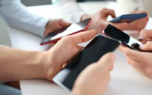 دراسة تكشف تأثير التوقف عن استخدام الهواتف الذكية على نشاط الدماغ