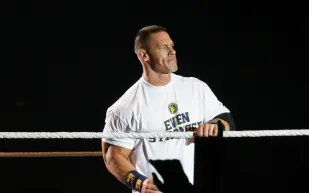 "جون سينا" يتحول إلى شرير فجأة ويصدم عشاق وجمهور المصارعة! (فيديو)