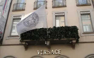 برادا تقترب من الاستحواذ على فيرساتشي في صفقة بقيمة 1.5 مليار يورو