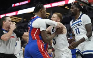 مشاجرة عنيفة في مباراة بدوري السلة الأمريكي تسفر عن طرد 5 لاعبين (فيديو)