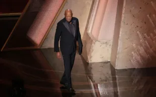 سر ظهور "مورجان فريمان" بقفاز أسود في حفل الأوسكار! (فيديو)