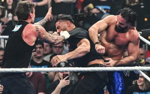 SmackDown 21.. معركة دامية بين رومان رينز وسي إم بانك وسيث رولينز