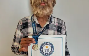 مراهق هندي يدخل جينيس بأكثر وجه مشعر في العالم  (فيديو)