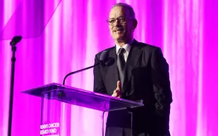 توم هانكس ونجله يعيدان تمثيل مشهد من فورست جامب في فيديو موسيقي