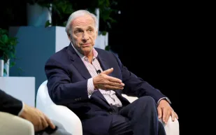 الملياردير راي داليو يحذّر من نظام عالمي جديد أكثر اضطرابًا