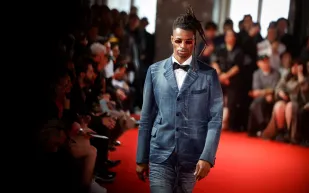 الدنيم الأزرق.. طريقك للتأنق بطرق مميزة في أيام العيد