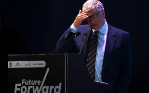 مشهد غريب لبيل غيتس في الهند يشعل التساؤلات حول زيارته المفاجئة