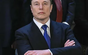 إيلون ماسك يرفض منح خصم حتى لأمه على سيارات تسلا!