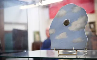 لوحتان غير معروفتين لرينيه ماغريت تباعان في مزاد بفرنسا