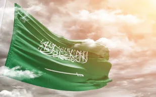عالياً ولا يُنكس أبداً.. العلم السعودي يرفرف في يومه خفاقاً بسماء الوطن