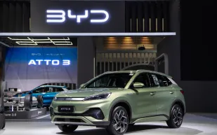 تيسلا تخسر الصدارة.. BYD تحقق قفزة تاريخية في سوق السيارات الكهربائية