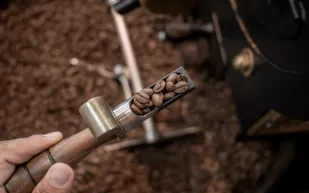 "القهوة غير المفلترة في المكاتب: تهديد صحي محتمل"