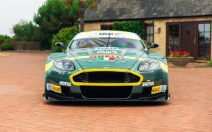 السيارة التي أنهت عهد GT1: أستون مارتن DBR9 الأسطورية في طريقها للمزاد