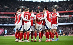 أرسنال يضرب إيبسويتش برباعية نظيفة ويؤجل تتويج ليفربول بالدوري الإنجليزي