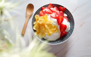 الزبادي اليوناني أم الجبن القريش: أيهما أفضل لبناء العضلات؟