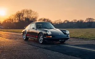 بورشه 911 كاريرا RS 2.7 موديل 1973.. نسخة نادرة تُعرض للبيع بلون أسود فريد