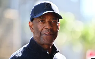 دينزل واشنطن يعلّق على جدل أسعار "عطيل" في برودواي