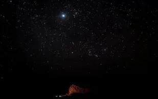 شهب القيثاريات واقتران نادر يزينان سماء أبريل 2025