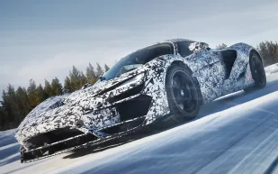 بقوة 1300 حصان.. ماكلارين W1  تتحدى القطب الشمالي في اختبار قاسٍ (فيديو)